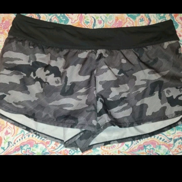 NIKE Womens CAMO SWIM board shorts/Running/ Athletics. Size LARGE - Picture 1 of 4